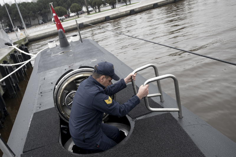 <p>Öte yandan, Türk denizaltı filosunun modern muharebe sahasının ihtiyaçlarını çağdaş teknolojiler ile gidermesi kapsamında, Preveze sınıfı denizaltılarının modernizasyon faaliyetleri de devam ediyor. TÜBİTAK BİLGEM tarafından geliştirilen Milli Üretim Entegre Sualtı Savaş Yönetim Sistemi MÜREN SYS, Preveze'ye sahada çok büyük imkan ve kabiliyetleri sunuyor.</p>