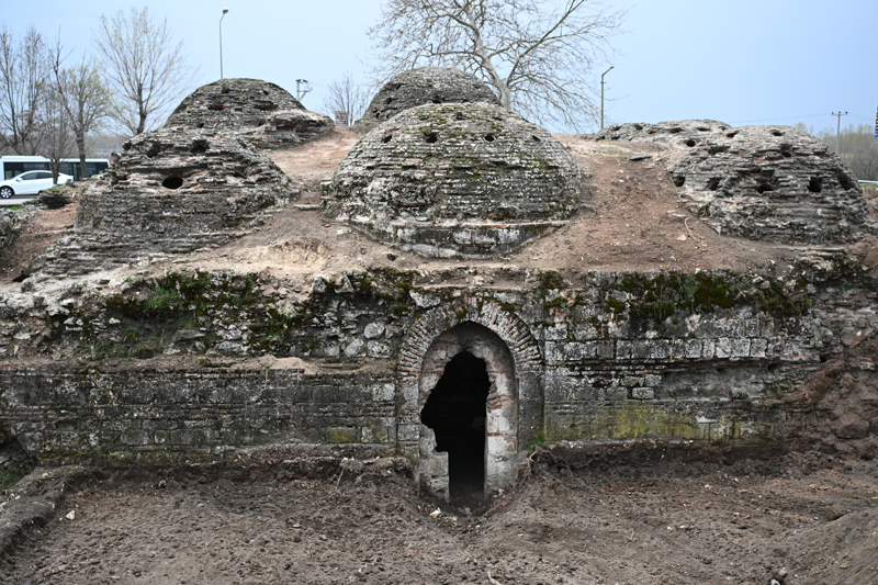<p>Hamamn n ksmnda yaplan temizlik almalaryla erkekler ksm soyunma blmnn temel izlerine ulald. Kadnlar ksmndaki kaz almalar da devam ediyor.</p>