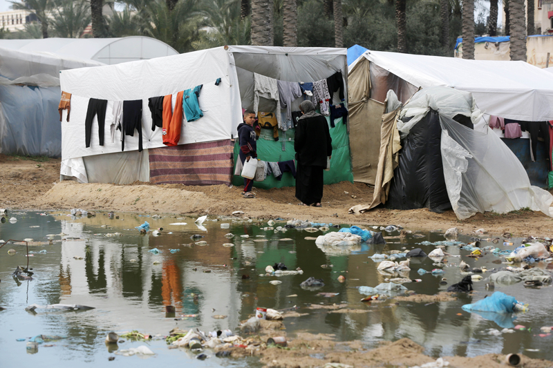 <p>Gazze'de İsrail'in 155 sağlık kuruluşunu hedef aldığı, 53 sağlık merkezi ile 32 hastaneyi hizmet dışı bıraktığı, 126 ambulansı da kullanılmaz hale getirdiği belirtildi.</p><p>İsrail'in Filistin'in kültürel mirasını da hedef aldığı, Gazze'de 200 tarihi ve kültürel varlığı yıktığı aktarıldı.</p>