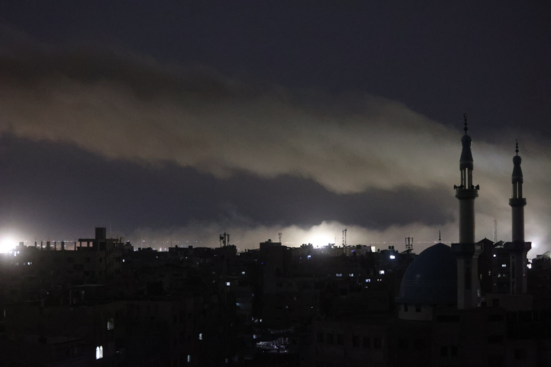 <p>Açıklamada, hala enkaz altında ve yol kenarlarında cesetlerin bulunduğu ancak İsrail güçlerinin engellemesi nedeniyle sağlık ekipleri ile sivil savunma görevlilerinin cenazelere ulaşamadığını vurgulandı.</p>