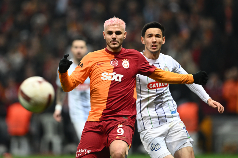 <p><b>KAAN AYHAN - MAURO ICARDİ</b></p><p><b><br></b></p><p>Okan Buruk, Kaan Ayhan ve Mauro Icardi'nin durumlarıyla ilgili, 'Kaan Ayhan, yaza kadar bu şekilde devam edecek. Yazın da Avrupa Şampiyonası var. Kendisi ufak tefek ağrılarıyla oynamayı öğrendi. Biraz da ağrıları azaldı. Elimizdeki oyunculara göre onu da idareli ve dikkatli kullanmaya çalışacağız. Icardi'nin sakatlığı devam ediyor. Bir hafta dinlendi. Şimdi antrenmanlara başladı. Daha iyi olacağını düşünüyorum. Arka adalesinde bir sorun var. Kendini idare ederek oynayabiliyor.' değerlendirmesini yaptı.</p><p><b><br></b></p><p><br></p>