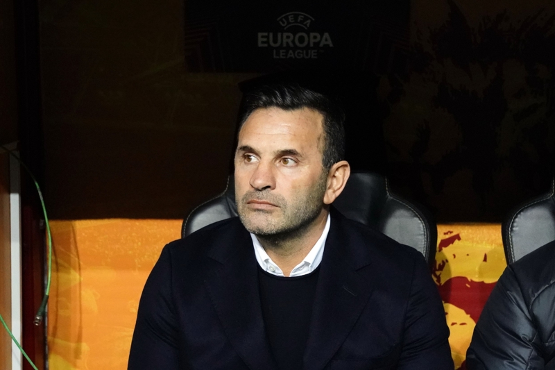 <p><b>RAFA SILVA TRANSFERİ</b></p><p><b><br></b></p><p>Buruk, Benfica'nın sözleşmesi sezon sonunda bitecek Portekizli 10 numarası Rafa Silva ile ilgilenip ilgilenmediklerinin sorulması üzerine, 'Transferle ilgili oyuncu izleme departmanı çalışma yapıyor. Hazırlıklarımız var, oyuncuları izliyoruz. Serbest oyuncular olabilir. Şu anda net bir isim üzerinde çalışma yok. Rafa Silva çok değerli ve başarılı bir oyuncu. Birçok ülkeden birçok takım isteyecektir. Serbest statüde birçok oyuncu çıkacaktır. Şu anda ben lige odaklandım ama oyuncu izleme departmanımızın hazırlıkları sürüyor. Bu sezonki performanslara göre mevkiler de birkaç hafta içinde netleşecektir.' ifadelerini kullandı.</p>