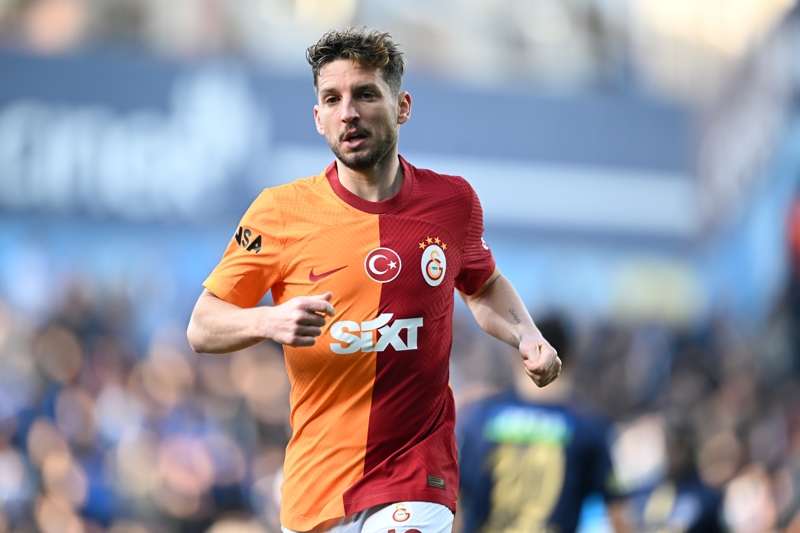 <p><b>'MERTENS İLE DEVAM ETMEK İSTERİM'</b></p><p><b><br></b></p><p>Okan Buruk, sezon sonunda futbolu bırakma kararını gözden geçirecek Dries Mertens ile devam etmek istediğini söyledi. Mertens'in çok önemli bir profesyonel ve iyi bir insan olduğuna vurgu yapan Buruk, Belçikalı 10 numara ile ilgili, 'Son dönemde takımın en formda ismi Mertens. Baktığınızda kaç yaşında olduğunu anlamazsınız. Bence oynayabilecek seviyede. Bu kadar iyi performans insana futbolu bıraktırmaz. Mertens bizim için önemli. Kendisi devam etmek isterse bir hoca olarak Mertens ile olmak isterim.' dedi.</p>