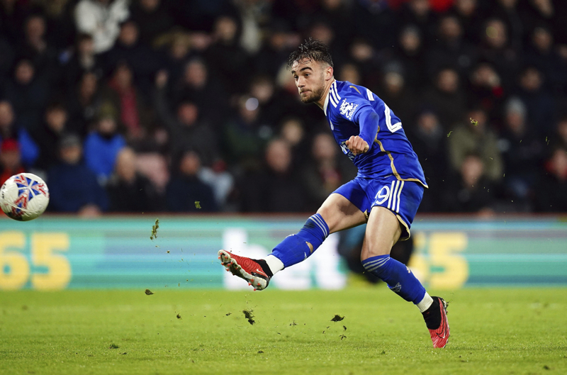 <p><b>YUNUS AKGÜN</b></p><p><b><br></b></p><p>Leicester City forması giyen Yunus Akgün'ün önemli bir futbolcu olduğuna değinen Buruk, 'Yunus Akgün bence iyi gidiyor. Premier Lig yolunda önemli bir yarıştalar. İyi bir takımda oynuyor. Satın alması gerçekleşecek mi bilmiyorum. Ancak geri dönerse bizim için çok önemli bir oyuncu olacak. Aslında kendisini bırakmak istemedik. Kendisi Avrupa'da oynamak için gitti. Emin Bayram çok iyi gidiyor. Takip ediyoruz. Emin ile Galatasaray'ın ilerleyen yıllarda iyi bir stopere sahip olacağını biliyoruz.' ifadelerini kullandı.</p>