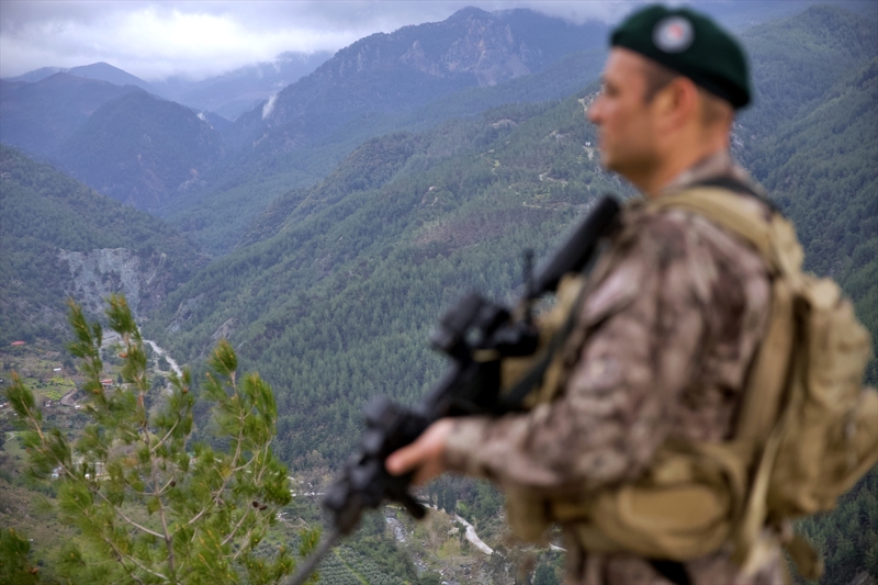 <p>Sancaktepe ve Bayraktepe üs bölgelerinin kurulmasının ardından güvenliği sağlamak için aralıksız görev yaptıklarını anlatan Kös,'Burada 7 gün 24 saat esasına göre terör örgütü elemanlarının geçişini engellemek, onları etkisiz hale getirmek için pusu görevimizi icra etmekteyiz. Pusu görevimizi yerli silahlarımız ve optik cihazlarımız başta olmak üzere teknolojik imkanlardan faydalanarak icra etmekteyiz.' diye konuştu. </p>