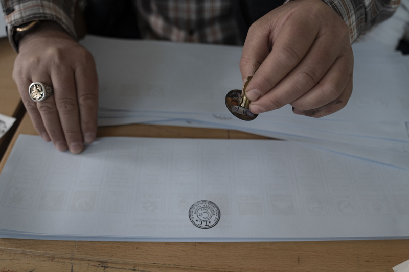 <p>Seçimde büyükşehirlerde, sırasıyla büyükşehir belediye başkanlığı, belediye başkanlığı, belediye meclisi üyeliği ve muhtarlık; diğer illerde, sırasıyla belediye başkanlığı, belediye meclisi üyeliği, il genel meclisi üyeliği ve muhtarlık seçimlerine ait oy pusulalarının sayım ve dökümü yapılacak.</p>