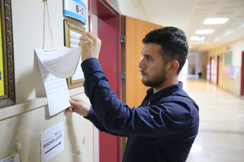 <p>Oy verme saatlerinin 07.00-16.00 olduğu illerde saat 16.00, diğer illerde saat 17.00'den önce oylar sayılmaya başlanamayacak.</p>