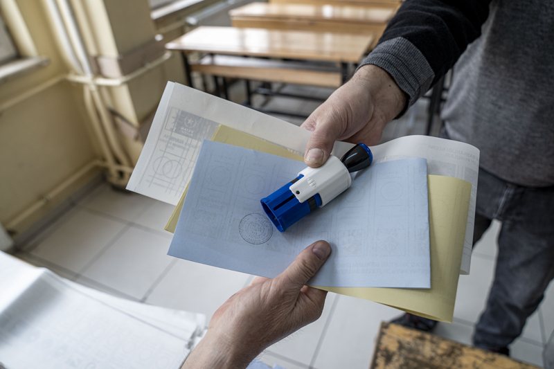 <p>Sandık seçmen listesindeki bütün seçmenler, oylarını kullanmış olsa bile oy vermenin bitim saatinden önce sandıklar kesinlikle açılamayacak. YSK tarafından yayın yasağı kaldırılmadan sonuçlar açıklanamayacak.</p>