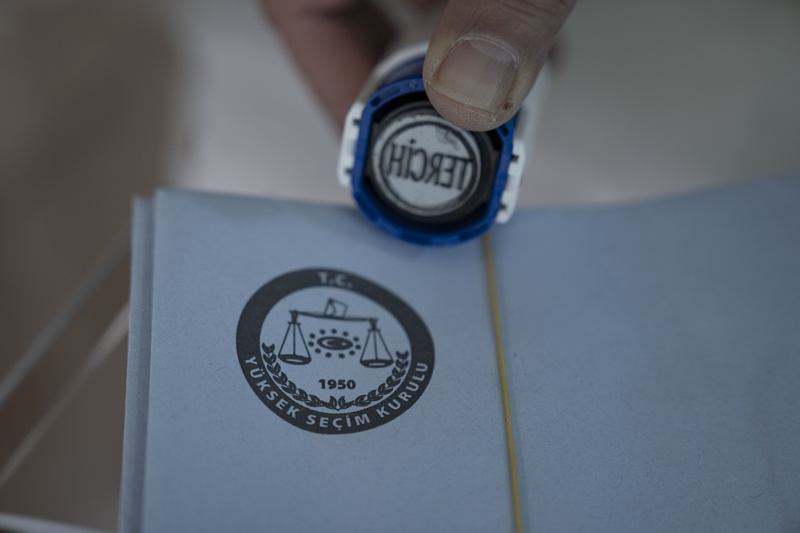 <p>Büyükşehir belediye başkanlığına ilişkin oy pusulası 'beyaz', il genel meclisi üyeliklerine ilişkin pusula 'turuncu', belediye başkanlığına ilişkin oy pusulası 'mavi', belediye meclisi üyeliğine ilişkin oy pusulası ise 'sarı' renkli olacak. Oy pusulaları tek zarfa konulacak.</p>