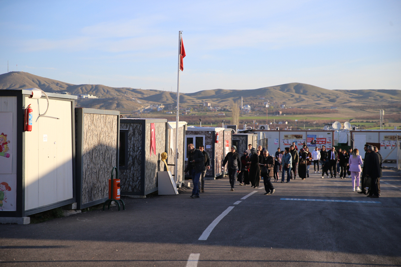 <p>Türkiye, 5 yıl boyunca görev yapacak yerel yöneticileri seçmek için sandık başında. 'Asrın felaketi' olarak nitelenen 6 Şubat'taki depremlerden etkilenen Malatya'nın Battalgazi ilçesinde depremzedelere barınma imkanı sunan Teknokent Geçici Konaklama Merkezi'nde vatandaşlar konteynerlerde oy kullandı.</p>