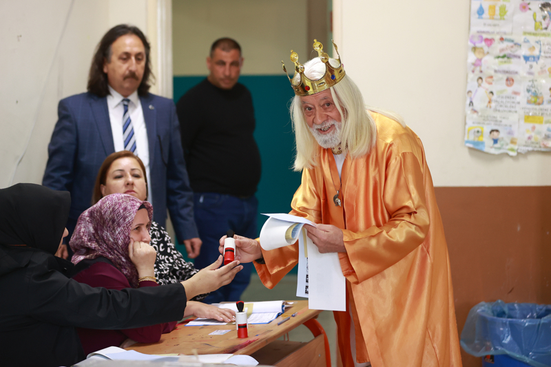 <p>Kral kıyafeti giymesi ve taç takarak kentte dolaşması sebebiyle 'Adana Kralı' olarak bilinen 69 yaşındaki Hüseyin Şen de merkez Sarıçam ilçesi Çınarlı Mahallesi'ndeki Bilge Kağan Ortaokulunda oyunu kullandı.</p>