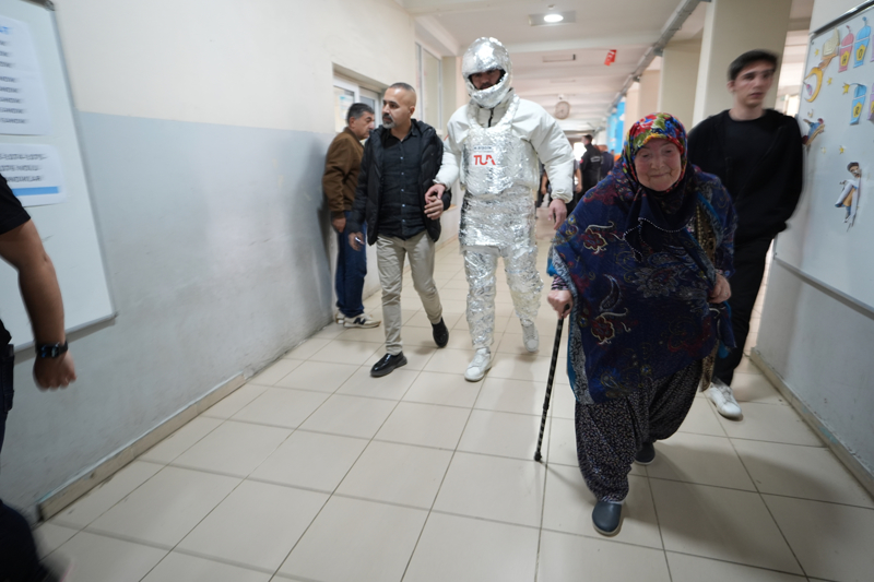 <p>Kendisine yoğun ilgi gösteren vatandaşlarla fotoğraf çektiren Bişgin, daha sonra 1085 numaralı sandıkta oyunu kullandı.</p>