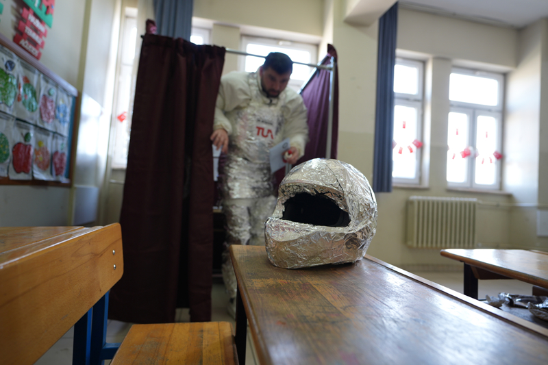 <p>Bişgin, kostümü, elindeki malzemelerle hazırladığını dile getirerek, 'Güzel de oldu. Ülkemiz ilerliyor, biz de gurur duyuyoruz. Seçimin havasını değiştirmek istedim. Motosiklet kaskının üzerini kapladım. Dövüş sporu yaptığım için orada kullandığımız malzemeler... Arıcı kıyafetlerimizin üzerine folyo kapladım. Farklı bir model tasarladım.' diye konuştu.</p>