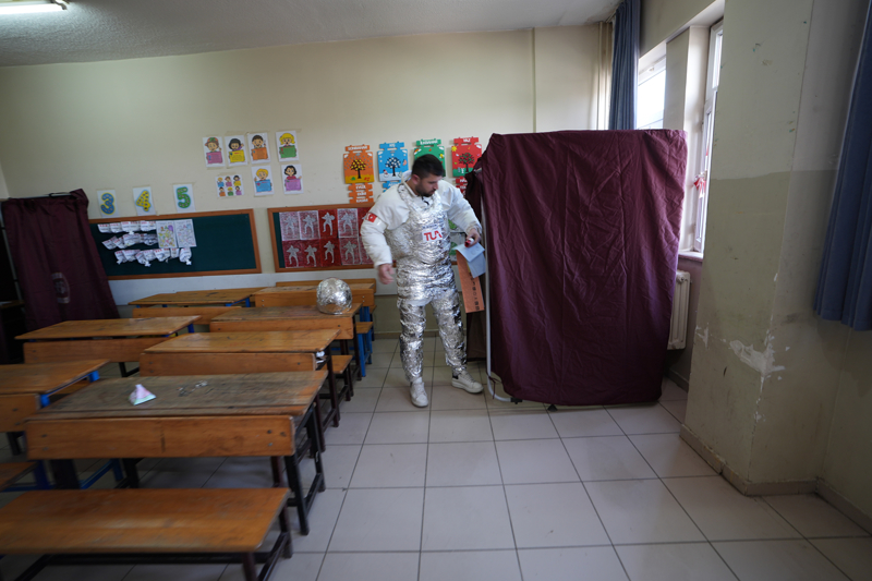 <p>Gezeravcı ile gurur duyduğunu belirten Bişgin, Gezeravcı'nın uzaya çıkan ilk Türk olarak tarihe geçtiğini, kendisinin de seçimlerde astronot kostümüyle oy kullanan ilk kişi olarak tarihe geçmek istediğini kaydetti.</p>