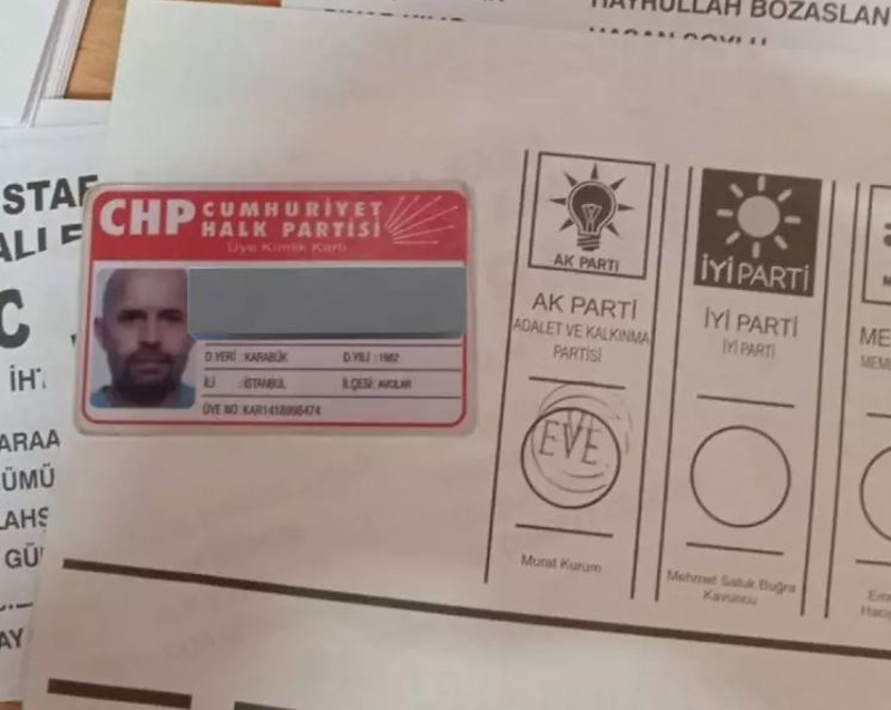 <p>Öte yandan CHP üyesi bir vatandaş yine İBB Başkanlığı için oyunu Murat Kurum'dan yana kullandığı anları paylaştı.</p>