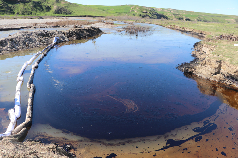 <p>Ekipler, dereye sızan petrolü temizlemek için iki noktada çalışma yürüttü.</p>