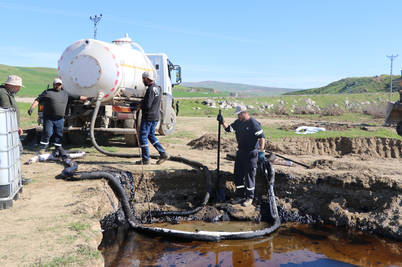 <p>Sızan petrol, vidanjör yardımıyla çekilerek üretim sahasına aktarıldı.</p>