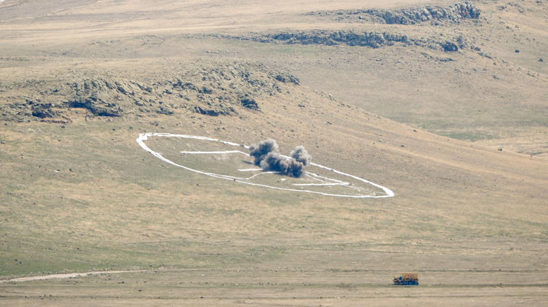 <p>Tarakcı, 'Bugün Şehit İstihkam Astsubay Kıdemli Üstçavuş İlham Hamlı Atış ve Tatbikat Alanı'nda gördüklerimiz, geleceğe güvenimizi arttırmış, ümitlerimizin boşuna olmadığını bir kez daha ortaya koymuştur. Türk Silahlı Kuvvetleri her zaman, her yerde, her şartta ve her durumda milletinin emrinde, dosta güven düşmana korku vermeye devam etmektedir.' diye konuştu.</p>