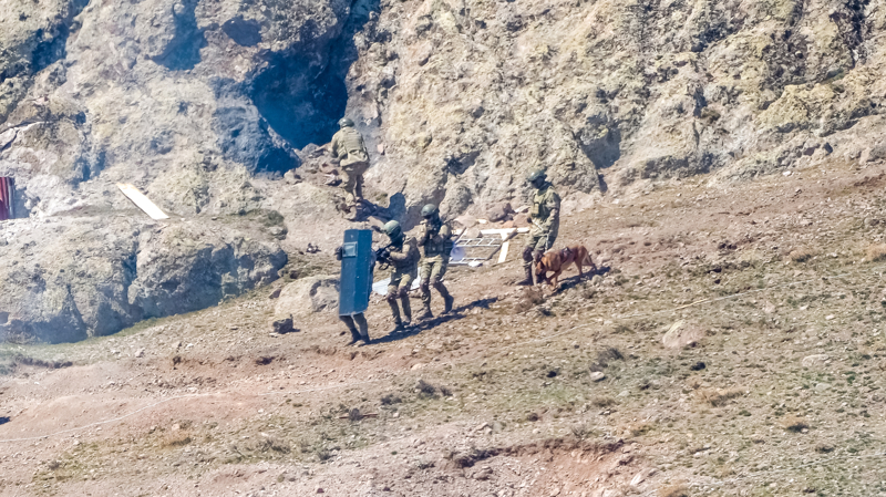 <p>Bu tatbikatta muharebe sahası ana fonksiyon alanlarının tüm boyutlarıyla işletilmesi hedeflenmiş, birliklerimizin kar ve şiddetli soğuklar başta olmak üzere her türlü hava koşullarında atışlar dahil, muharebe imkan ve kabiliyetlerinin denenmesi, kış şartlarında arazide yerleşme, barınma, iaşe ve bakım faaliyetlerindeki eğitim seviyelerini geliştirilmesi ve beka kabiliyetini arttırılarak, muharebe sahasını tüm boyutlarıyla canlandırılması, ateş ve manevranın senkronizasyonu ve bunun geliştirilmesi, komuta kontrol sistemlerinin kış şartlarında işletilmesinin sağlanması ve sınıf okulundan mezun olan genç subay ve astsubayların birliklerini zor şartlarda sevk ve idare etme ve planlama yeteneklerini geliştirilmesi amaçlanmıştır.'</p>