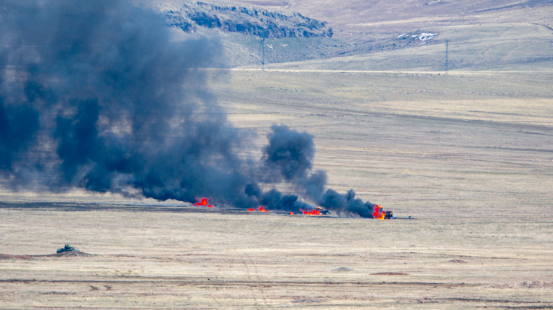 <p>Tatbikat hakkında bilgi veren Tarakcı, 'Bugün burada, 21. yüzyılda yaşanması muhtemel 5'inci nesil veya hibrit savaş olarak tanımlanan karmaşık hatları belirsiz ve koşulların net olmadığı bir muharebe ortamından, Türk Silahlı Kuvvetlerinin üstün kuvvet ve kabiliyetiyle 3. Ordu Komutanlığının kendisine tevdi edilecek her türlü muharebe görevini başarma güç, azim ve iradesini sergilediği kriz yönetimi ve tatbikatlar zincirinin kesin sonucu muharebe safhasını ve hedefin ele geçirilmesini birlikte izledik.' dedi.</p>