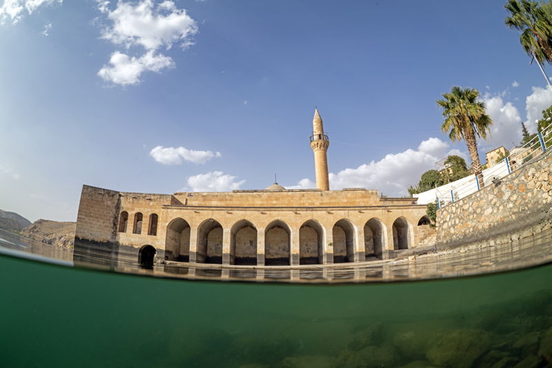<p>Sahil kenti görünümüne sahip Halfeti'nin su altında kalan Ulu Cami, Çekem Mahallesi ile batık kent olarak nitelendirilen Savaşan köyünü Tahsin Ceylan su altından görüntüledi.</p>