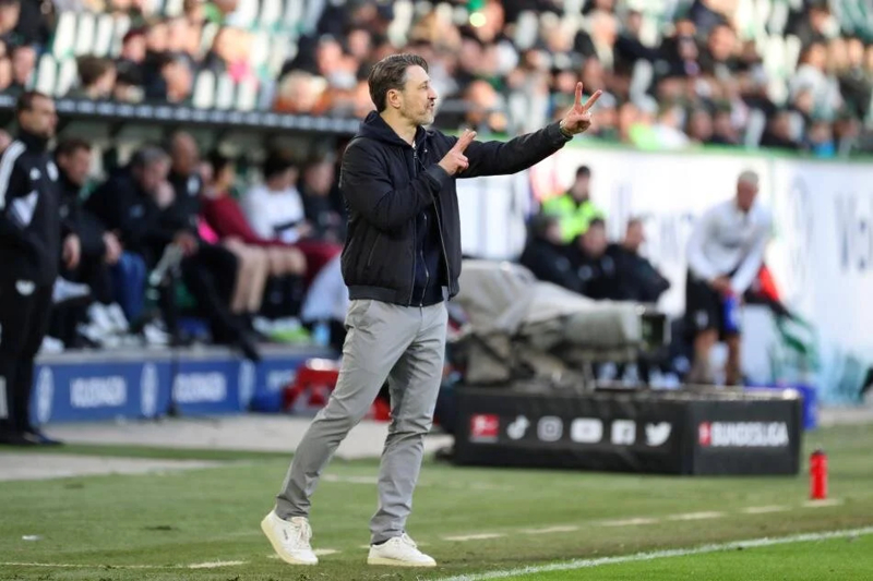 <p><b>İLK ADAY KOVAC</b></p><p>Kara Kartal'da Fernando Santos'un yerine getirilecek isim konusunda üç aday öne çıkıyor. Bunlardan ilki, son olarak Almanya Bundesliga ekibi Wolfsburg'u çalıştıran Hırvat teknik adam Niko Kovac.</p>