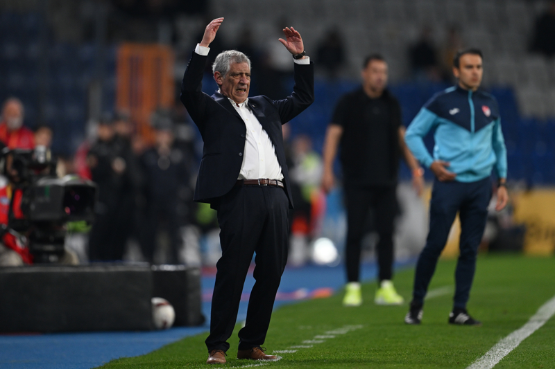 <p><b>15 MAÇA ÇIKTI</b></p><p>Beşiktaş'ın başında 15 resmi maça çıkan Fernando Santos bu karşılaşmalarda 7 galibiyet, 3 beraberlik ve 5 mağlubiyet alırken maç başına 1.60 puan ortalaması tutturdu. </p>