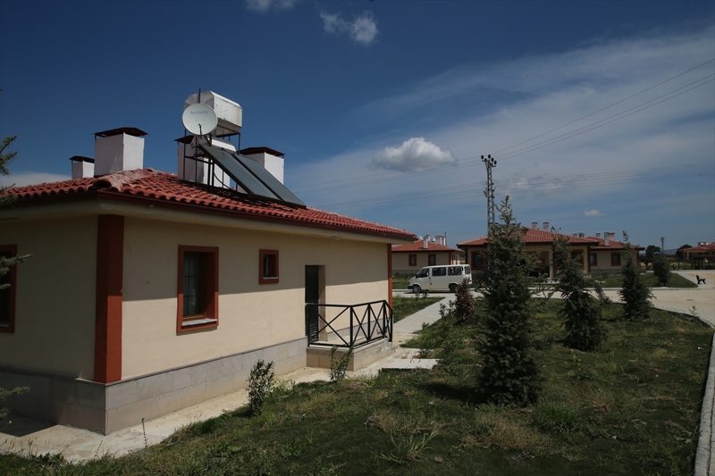 <p>Evlerinde huzur içerisinde yaşadıklarını kaydeden Sözer, 'Geçen bayram çok buruk, çok üzüntülüydük. İnşallah bu bayram daha güzel olacak, daha iyi şeyler paylaşacağız. Komşularımızla, akrabalarımızla, torunlarımızla çok güzel bayram olacak inşallah.' dedi. <span >Depremde yakınlarını kaybeden ve evi hasar gören Emin Sözer (45) de 5 aydır köy tipi afet evlerinde yaşadıklarını ifade etti.</span></p>