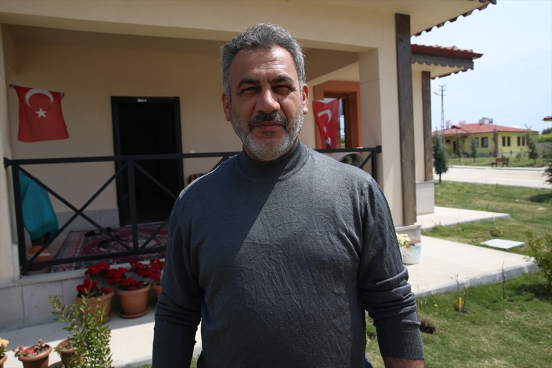 <p>Depremzede 62 yaşındaki Sümeyye Sözer, AA muhabirine, yeni evlerinde ilk bayramı geçirecek olmanın mutluluğunu yaşadıklarını, konutlarında istedikleri her şeyin bulunduğunu söyledi.</p>