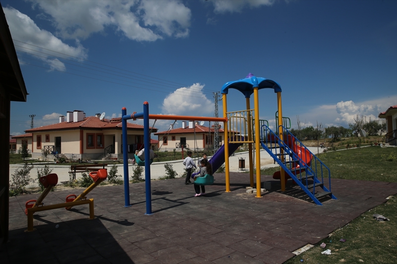 <p>Kahramanmaraş merkezli 6 Şubat 2023'teki depremlerde evlerini kaybeden afetzedeler, yerleştikleri ve bahçelerini çiçeklendirdikleri köy tipi konutlarında misafirlerini ağırlamaya hazırlanıyor.</p>