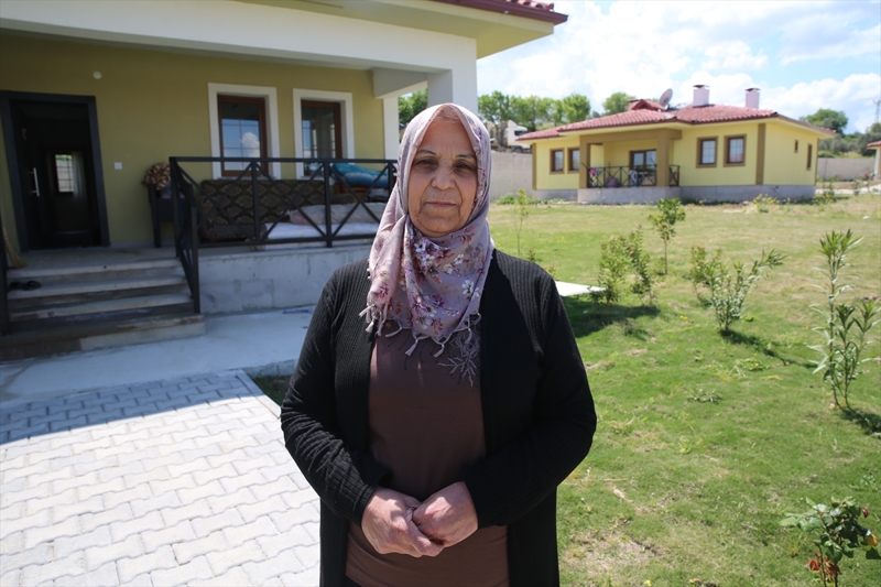 <p>Bayramı evlerinde geçirecekleri için mutlu olduklarını belirten Sözer, 'Evlerimiz çok güzel, harika. Allah devletimizden bin kere razı olsun. İlk bayramımı evimizde geçireceğiz, heyecanlıyız, mutluyuz. Bahçemize çiçek ektik ve ağaçlandırdık, inşallah bayramda misafirlerimizi ağırlayacağız.' diye konuştu.</p>