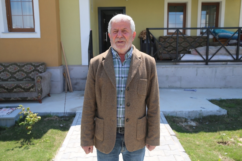 <p>Şemsettin Sözer (67) de köy tipi afet konutlarından memnun olduklarını dile getirerek, 'Evlerimizi 6 ay içerisinde yetiştirdiler. Kış gelmişti, zor olacaktı ama Allah razı olsun çalıştılar, yaptılar ve evlerimizi verdiler. İlk bayramı da evimizde karşılayacağız.' ifadesini kullandı. <span >Köy tipi afet evleri sakinlerinden Fatma Tüfek de bayramı yeni evlerinde karşıladıkları için mutlu olduklarını kaydetti.</span></p>