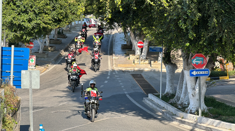 <p>Yerli ve yabanc tatilcilerin ilgiyle izledii kortej, dronla grntlendi.</p>