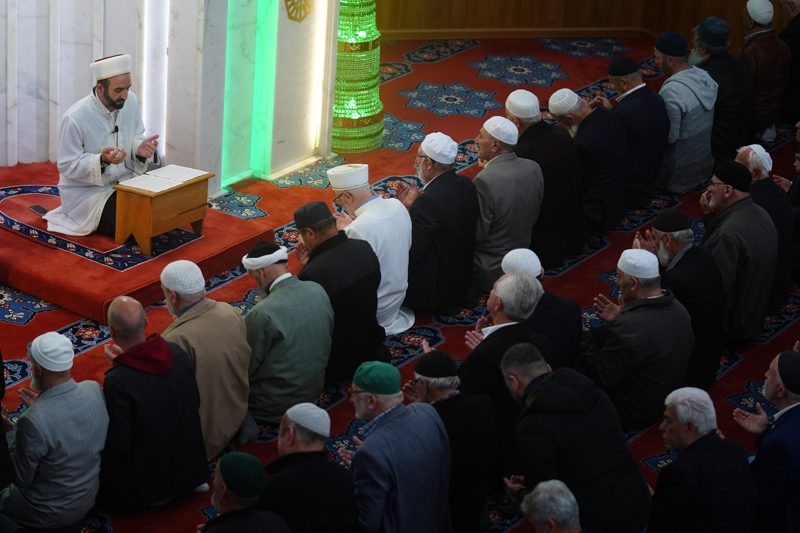 <p>Namaz ncesi verilen sohbetlerde birlik ve beraberlik vurgusu yaplrken, namaz sonras eller hep birlikte dua iin kalkt.</p>