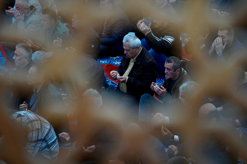 <p>Hutbeyi dinleyen cemaat, dua edilmesinin ardndan bayramlat.</p>