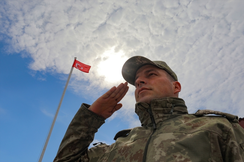 <p>Mehmetçik, yerli imkanlarla üretilen termal kameraların yanı sıra çevre gözetleme radarlarıyla gece gündüz, her türlü iklim ve hava şartında sınır güvenliğini sağlıyor.</p>