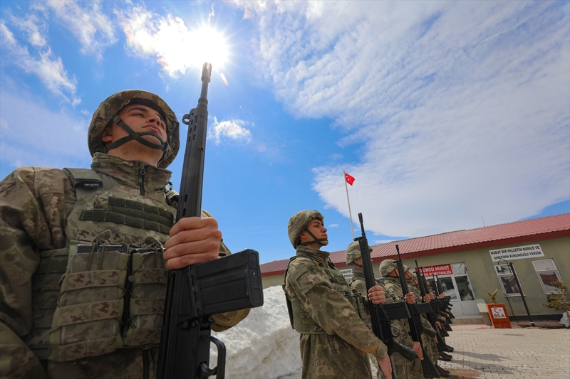 <p>Türkiye-İran sınır hattı boyunca uzanan 3 metre yüksekliğinde, 30 santimetre kalınlığındaki bloklardan oluşan modüler duvarın ardında devriye gezen Mehmetçik, terör ve kaçakçılık faaliyetleri ile yasa dışı geçişlerin önlenmesinde önemli görev üstleniyor.</p>