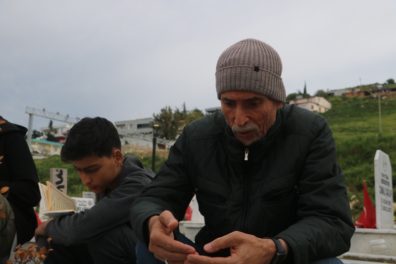 <p>Mezarlıkla bayramın birinci günü yakınlarını kaybeden depremzede vatandaşların ilk ziyaret yeri oldu.<br></p>