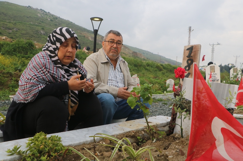 <p>Mezarlıkta din görevlileri tarafından okunan Kur'an-ı Kerim'in ve dualara depremzede vatandaşlar hep birlikte 'amin' dedi. Mezarlıklar başında dua eden depremzede vatandaşlar ise gözyaşlarına hakim olamadı. Kimi vatandaş mezarları temizledi, kimisi de suladı.<br></p>