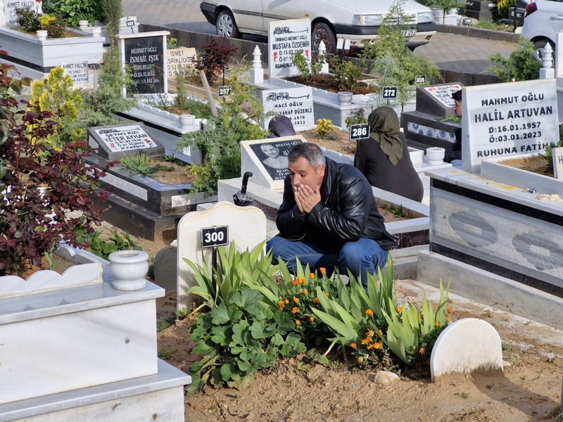 <p>Depremzede kadın, 'Yeğenim vefat etmişti depremde bugün doğum günüydü. Yaşasaydı 5 yaşında olacaktı. Ablam, yeğenim ve eniştem vefat etti. Allah rahmet eylesin. Allah kimsenin başına da vermesin' dedi.</p>