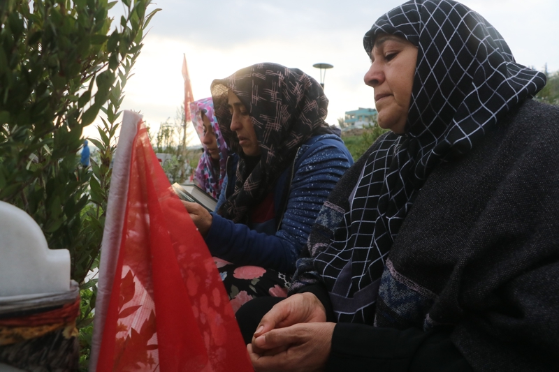 <p>Depremin birinci yıl dönümünü Ramazan Bayramı'nda depremzede vatandaşlar deprem şehitlerini ziyaret etti. <br></p>