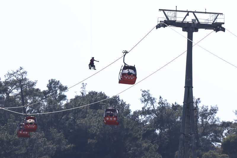 <p>Helikopterlerle tahliye edilenler Sahil G�venlik Grup Komutanl���na getirilerek sa�l�k ekiplerince ilk kontrolleri yap�ld�, ihtiya� halinde ise hastaneye sevk edildi.</p>