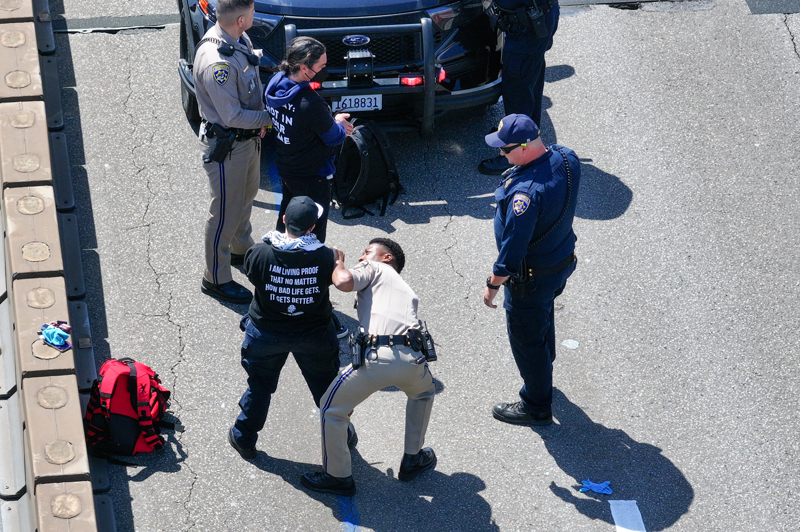 <p>Ellerinde 'Dünyayı Gazze için durdurun' ve 'Gazze'deki kuşatmayı kaldırın' yazılı dev posterler taşıyan göstericiler, araçları durdurarak bir süre trafik akışını engelledi.</p>