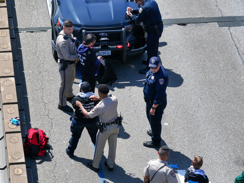 <p>Polisin çevrede güvenlik önlemleri aldığı gösteri havadan helikopterlerle görüntülendi. Gösteriye ilişkin sosyal medyada paylaşılan görüntüler yoğun ilgi çekti.</p>