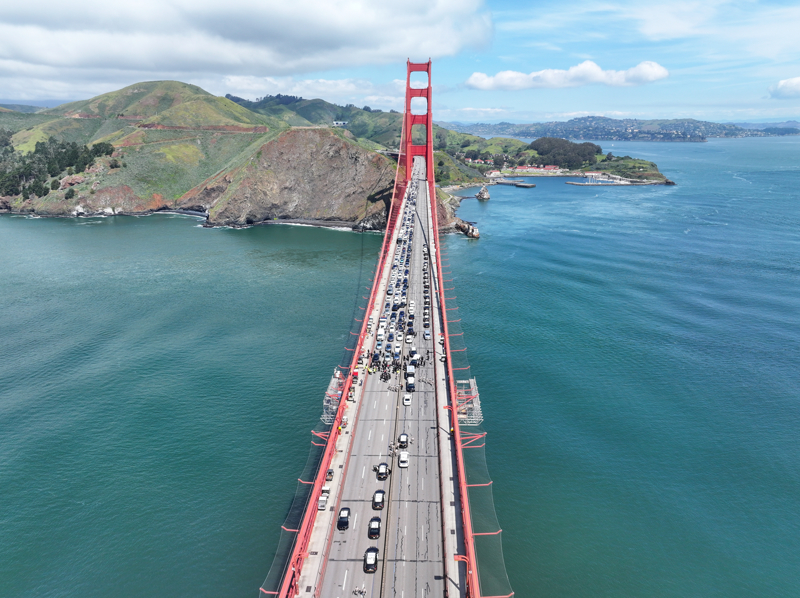 <p>Chicago O'Hare Uluslararası Havalimanına giden 3 yolu kapatan göstericiler, ellerinde Gazze'deki insani krize dikkat çeken pankartlarla Amerikalılara bölgedeki insani krizi hatırlattı.</p>