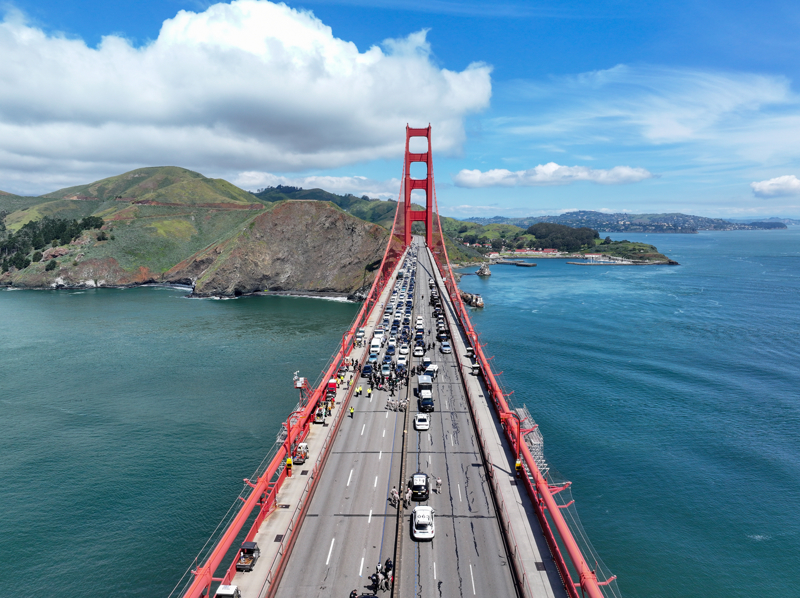<p>Boyunlarına 'soykırımı durdurun' yazılı kırmızı pankartlar asan göstericiler, uzun bir insan zinciri oluşturarak havalimanına açılan yolları kapattı.</p>