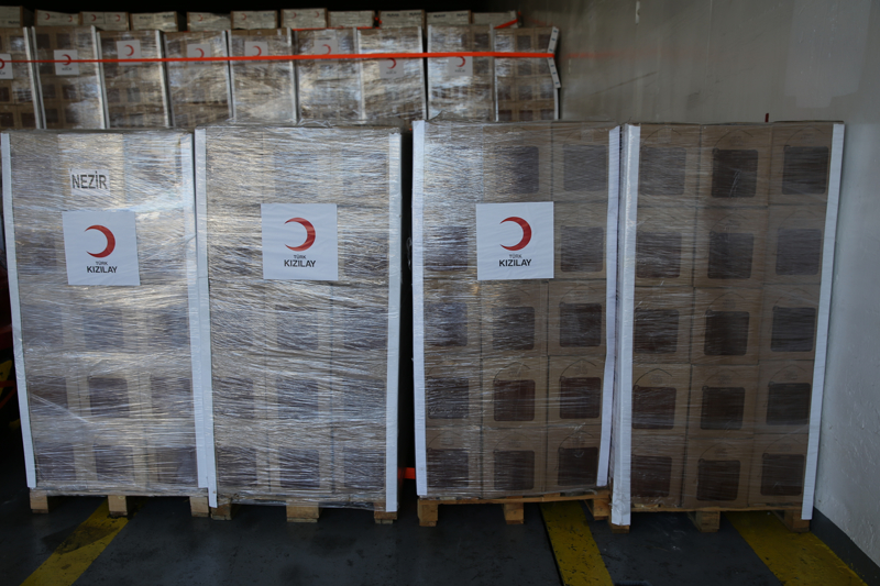 <p>Yılmaz, Filistin halkı için vatandaşların ve sivil toplum kuruluşlarının el ele verdiğini vurgulayarak, şöyle konuştu:</p><p>'Emanetlerin hepsini bir araya getiriyoruz. Bazen AFAD, bazen Türk Kızılay gemisi organize ediyoruz ama bu gemilere AFAD, Kızılay değil 'İyilik Gemisi' diyoruz. Bu 'İyilik Gemileri'nin yükü iyilik, rotası Gazze ve insanlık. Biz, orada mağdur olan, temel ihtiyaç maddelerine erişimde güçlük çeken insanlara el uzatmaya çalışıyoruz. Bugün 9. İyilik Gemisi ile aslında Gazze'ye en fazla yardım ulaştıran birinci ülkenin Türkiye olduğunun tescillendiğini bir kere daha görüyoruz.'</p>