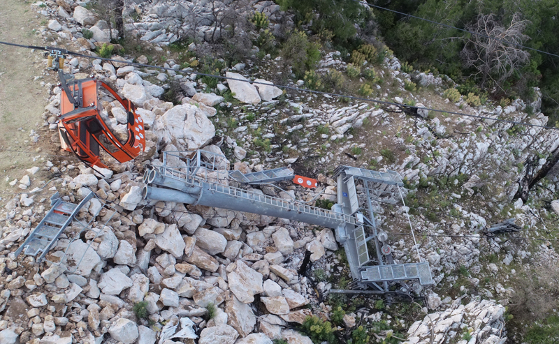 <p>Ortadan ayrılan direk, direğin parçası, kopan direk parçasının zarar verdiği teleferik kabini görüntülere yansıdı. Direğin çarpması sonucu kabinden kopan parçalar ve tellerin etrafa dağıldığı görüldü.</p>