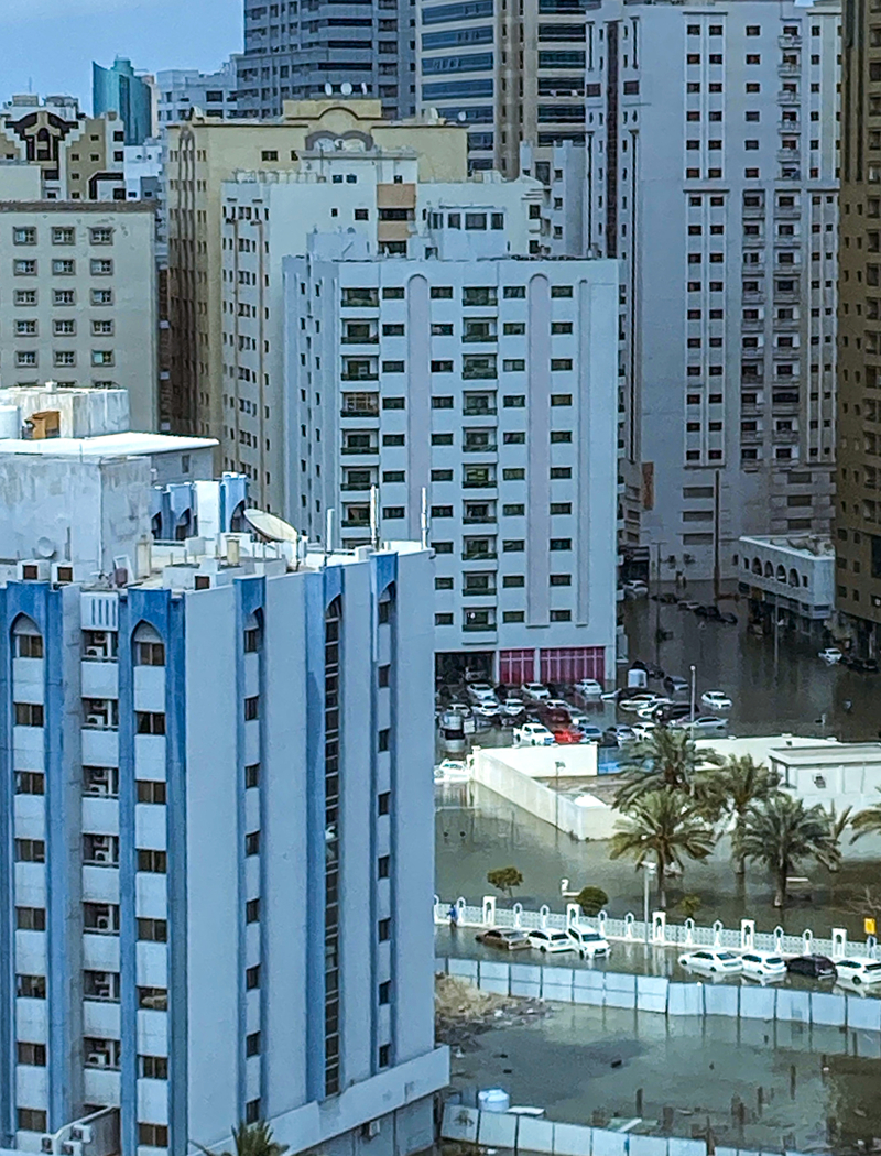 <p>Dün akşam saatlerine kadar ülke tarihinde 'olağanüstü bir olay' olarak kayda geçen yağış miktarının, artmasının beklendiği aktarıldı.</p>