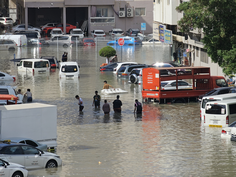 <p>BAE Ulusal Acil Durum, Kriz ve Afet Yönetimi Heyeti, yağışın etkili olduğu bölgelerde 'zorunlu olmadıkça evden çıkmama' çağrısında bulundu.</p>